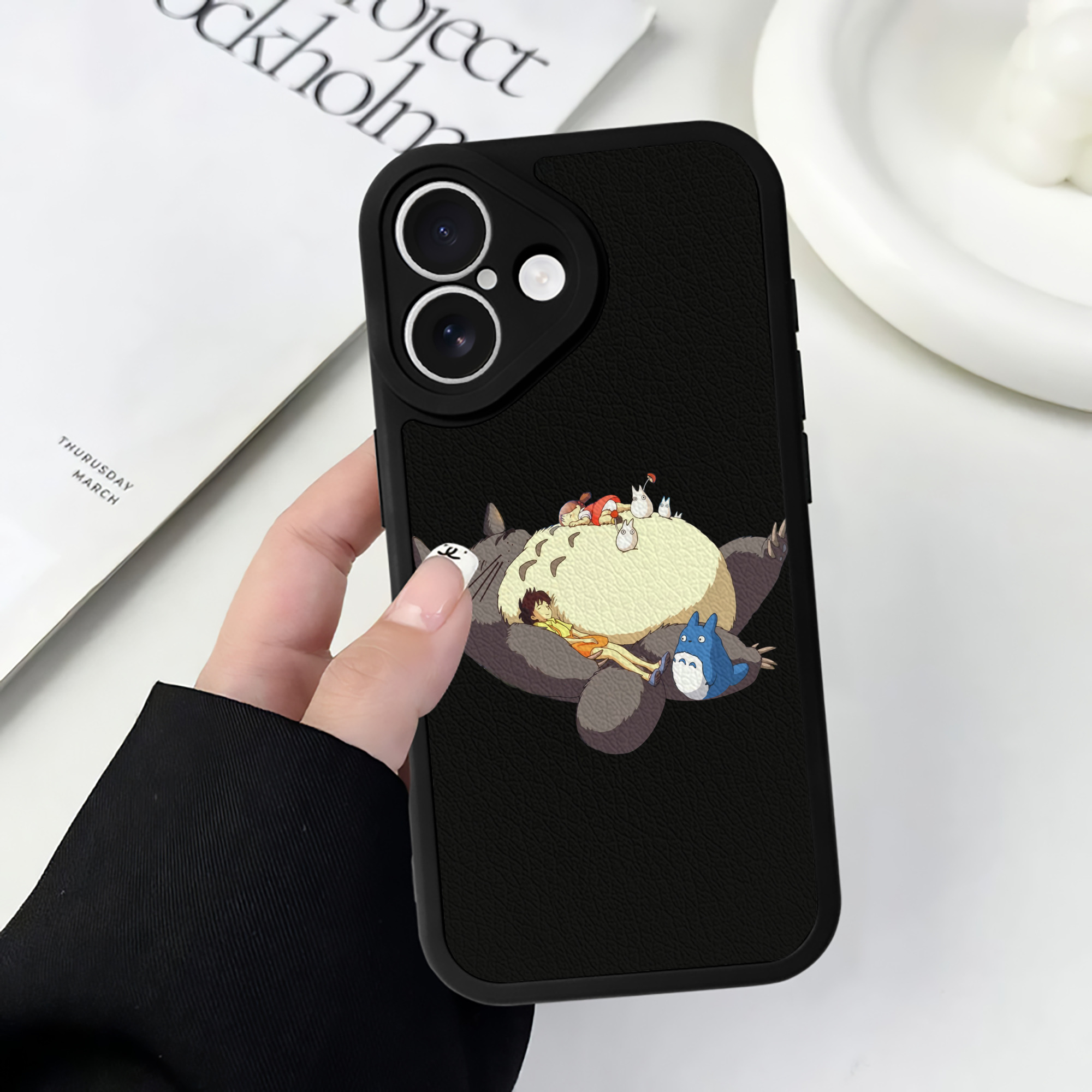 （画像用） となりのトトロ 草壁メイ 草壁サツキ My Neighbor Totoro Satsuki Kusakabe Mei Kusakabe 【iPhone 16シリーズ対応】シリコンスマホケース（レザー調） 材質：シリコン